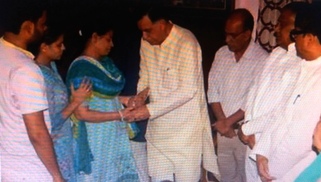 Photo of शहीद की मां ने सहायता राशि लेने से किया इंकार, मंत्री ने पैर छूकर मनाया