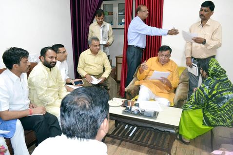 Photo of कैबिनेट मंत्री सतीश महाना ने भाजपा मुख्यालय में सुनीं जनसमस्याएं