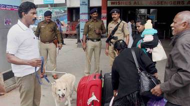 Photo of स्टेशन को उड़ाने की धमकी के बाद चारबाग समेत कई स्टेशनों पर हाईअलर्ट