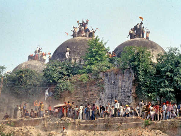 Photo of बाबरी मामले में वेदान्ती सहित पांच नेता सीबीआई की स्पेशल कोर्ट में हुए हाजिर