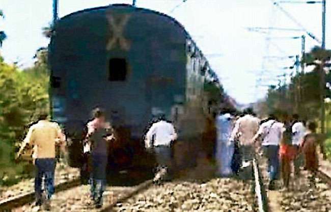 Photo of नक्सलियों ने गया-धनबाद रेलखंड पर रेल ट्रैक उड़ाया, परिचालन बाधित