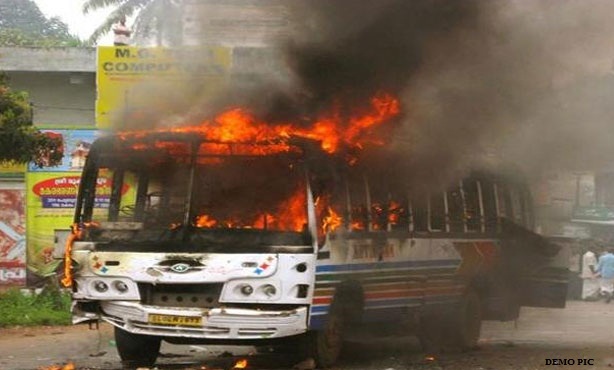 Photo of रफ्तार का कहर : हाईटेंशन पोल से टकराने पर बस में लगी आग, 4 की मौत !