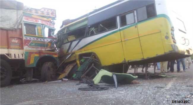 Photo of ST बस व ट्रक में टक्कर, चालक सहित 10 यात्री घायल