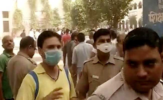 Photo of दिल्ली :  गैस हुई लीक , बड़ी संख्या में लोग बीमार, एक किमी. का इलाका सील