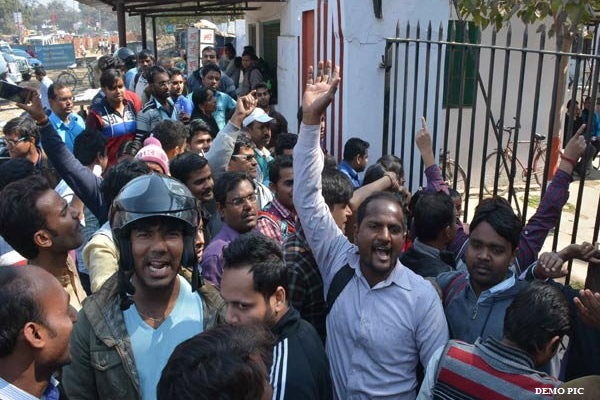 Photo of फीस जमा नहीं की तो छात्रों को परीक्षा से रोका, काॅलेज के गेट पर हंगामा