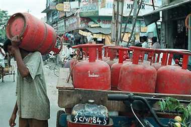 Photo of रसोई गैस सिलेंडर का वजन घटाने की सरकार कर रही तैयारी, केंद्रीय मंत्री ने दी जानकारी