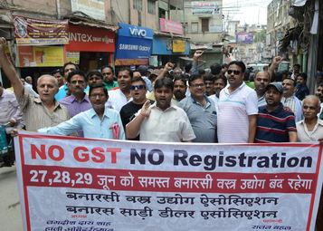 Photo of GST के विरोध में कपड़ा व्यापारियों का तीन दिवसीय बंद शुरू