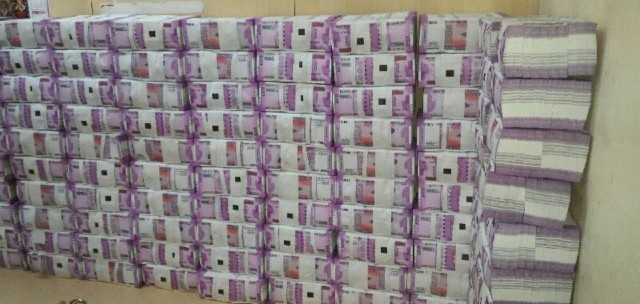 Photo of ब्रेकिंग न्यूज़ : पश्चिम बंगाल से पकड़े गए 500000 के नए नकली नोट –