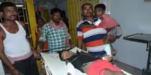 Photo of भागलपुर: चुनावी दावत में दो गुटों में भिडंत, बमबाजी में 3 बच्चे सहित 9 घायल