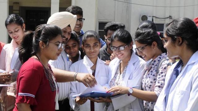 Photo of CBSE NEET Result 2017: पंजाब का नवदीप सिंह ऑल इंडिया टॉपर, ये हैं 10 टॉपर्स के नाम