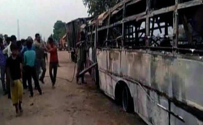 Photo of बरेली : बस और ट्रक की भिड़ंत में 22 यात्री जिंदा जले !