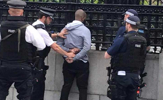 Photo of ब्रिटिश संसद के बाहर चाकू के साथ युवक गिरफ्तार