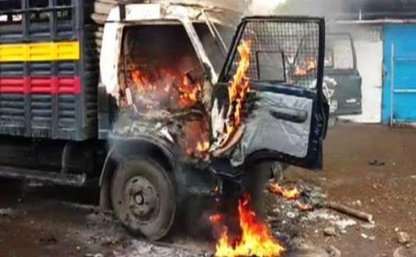 Photo of महाराष्ट्र : कल्याण में गुस्साए किसानों ने पुलिस की गाड़ियां जलाई