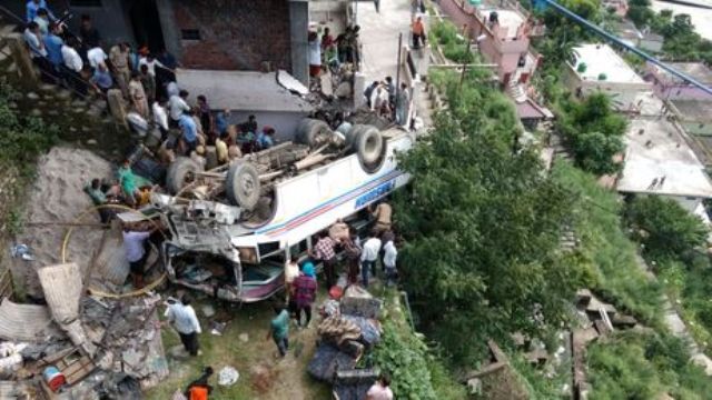 Photo of उत्तराखंड : महाराष्ट्र के यात्रियों की बस खड्डे  में गिरी, कई घायल
