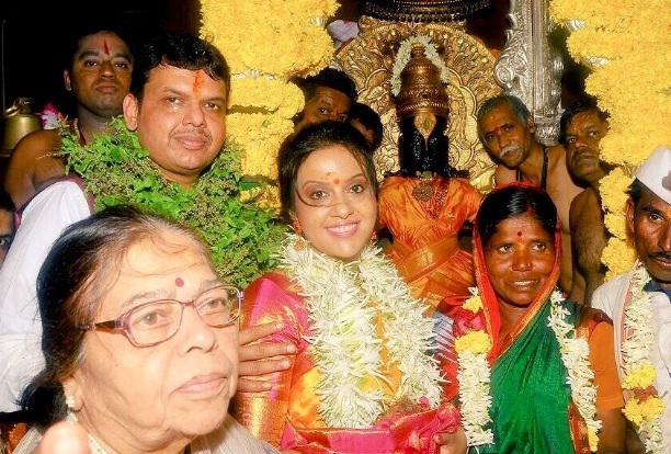 Photo of महाराष्ट्र :  भगवान विठ्ठल के मंदिर में पत्नी संग दर्शन करने पहुचे CM फडणवीस , की महापूजा