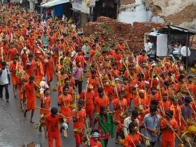 Photo of काशी हुई केसरियामय, गंगा तट से ज्ञानवापी क्रॉसिंग कांवड़ियों से पटा