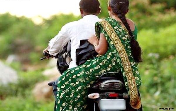 Photo of पत्नी को मायके छोड़ने जा रहा था पति , रस्ते में ही बाइक से कुदकर पत्नी चिलाने लगी बचाओ बचाओ !