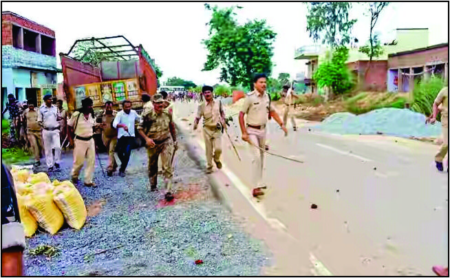 Photo of बिहार : पेड़ से लटकता हुआ किशोर का मिला शव, पथराव, पुलिस फायरिंग