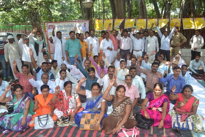 Photo of वित्तविहीन शिक्षकों ने निकाला बाइक जुलूस, मुख्यालय पर धरना