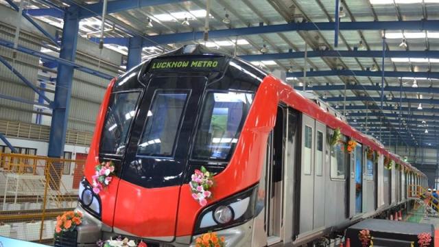 Photo of पांच ट्रेनों से शुरू होगा कमर्शियल रन, मेट्रो के सभी स्टेशन होंगे रोशनी से जगमग
