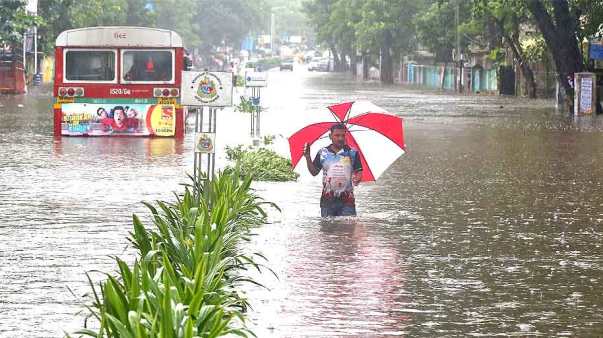 Photo of मुंबई : मूसलाधार बरसात से अभी लापता हैं कई लोग , पुलिस की लोगो से अपील तुरंत सूचित करे