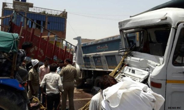 Photo of एटा : यात्रियों से भरी लोडर ट्रक से टकराई , 4 लोगो की मौत