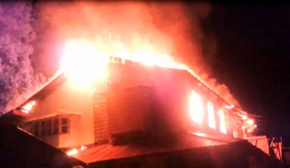 Photo of आग से दो मंजिला मकान के 16 कमरे राख, भारी नुकसान