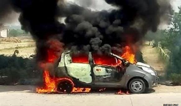 Photo of चलती कार में लगी आग, 3 लोग जिंदा जले