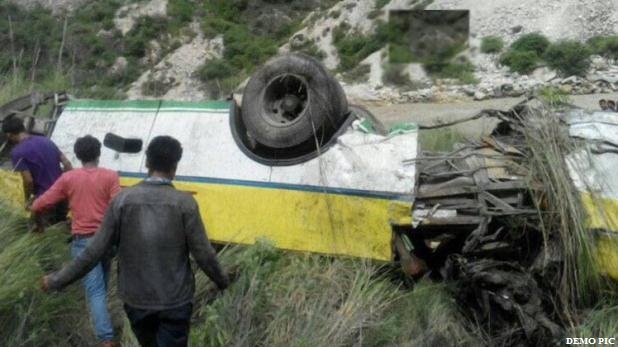 Photo of खाई में गिरी बस , चार लोगों की मौत