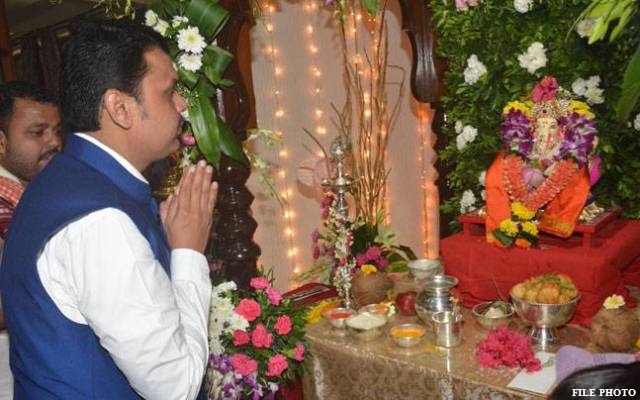 Photo of कांग्रेस नेता राणे के घर बप्पा के दर्शन करने पहुचे CM फडणवीस