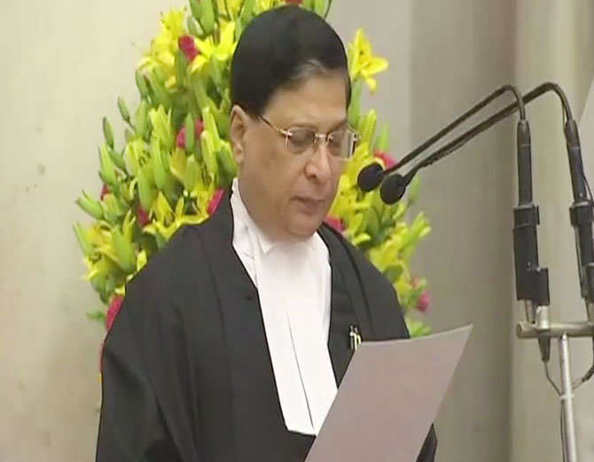 Photo of दीपक मिश्र बने देश के 45वें मुख्य न्यायाधीश, प्रधानमंत्री ने दी बधाई
