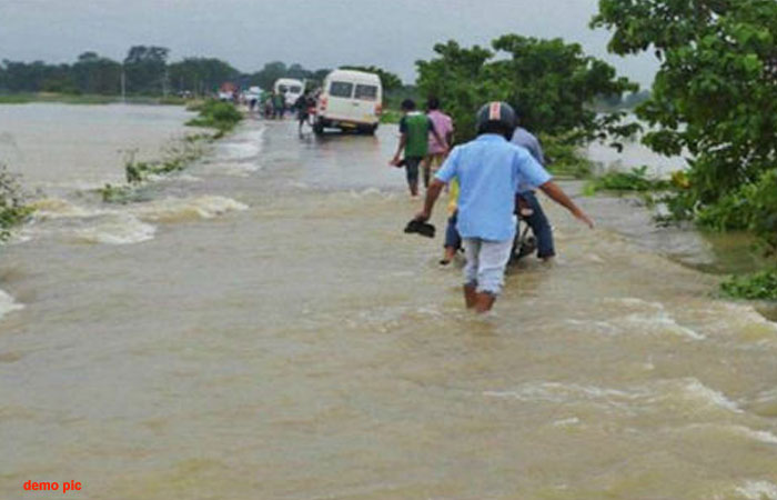 Photo of खिरोई नदी का तटबंध टूटने से दरभंगा-सीतामढ़ी रेलखंड पर रेल सेवा ठप