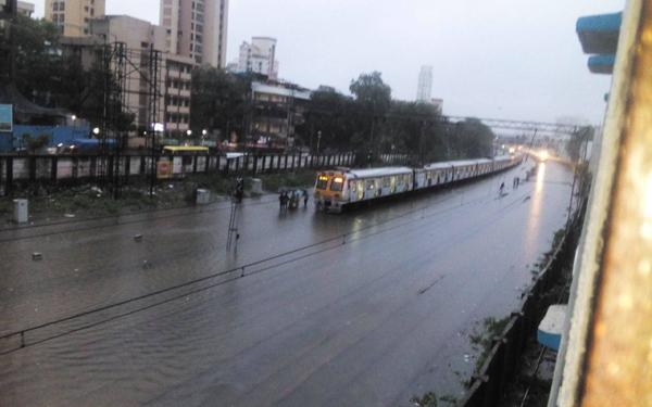 Photo of भारी बारिश से सूनी पड़ी मुंबई की सड़कें