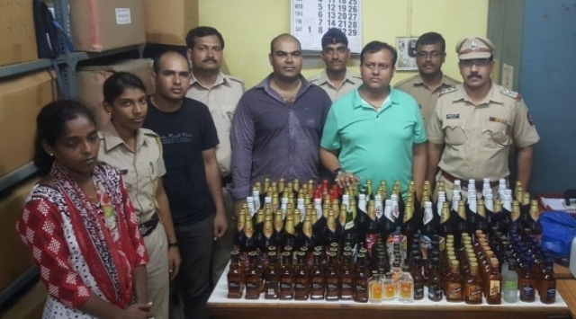 Photo of पालघर में शराब  बेचते हुए दो महिलाओ को पुलिस ने किया गिरफ्तार .