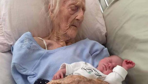Photo of इटली : इतने रिस्क के बाद भी 101 वर्षीय महिला ने दिया बच्चे को जन्म