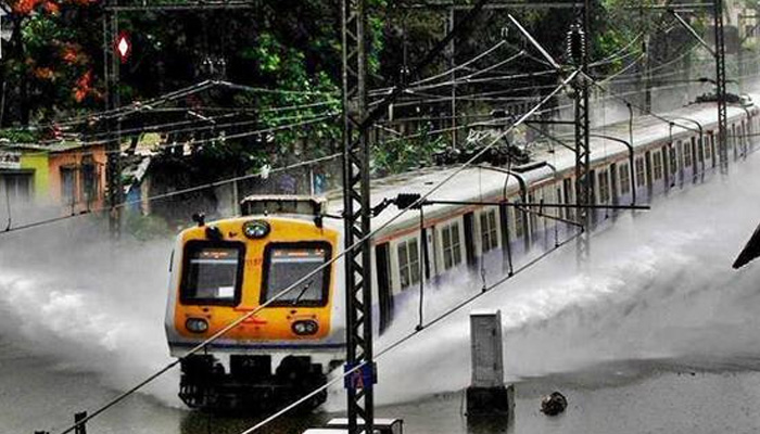 Photo of बारिश ने रोकी मुंबई की रफ्तार, तीन लोगों की मौत, 16 ट्रेनें रद्द