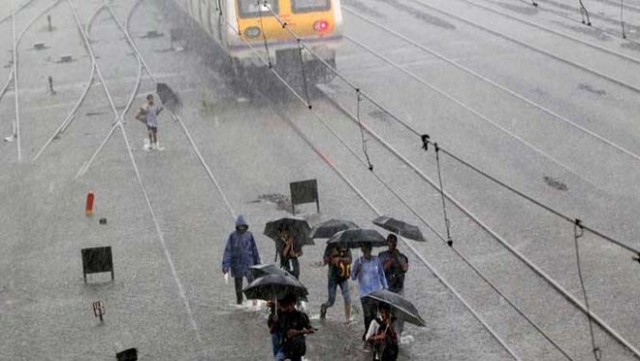 Photo of मुंबई : देरी से चल रही हैं लोकल ट्रेनें, घरों से नहीं निकल रहे हैं लोग