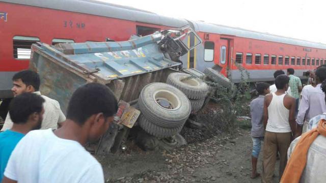 Photo of यूपी :  कैफियत एक्सप्रेस के 10 डिब्बे पटरी से उतरे, 75 यात्री घायल