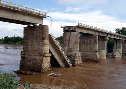 Photo of भारी बारिश से बढ़ा गंगा का जलस्तर, मनसा देवी क्षेत्र में पुल टूटा