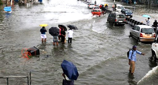 Photo of मुंबई में मूसलाधार बारिश से लोग परेशान , जनजीवन अस्तव्यस्त