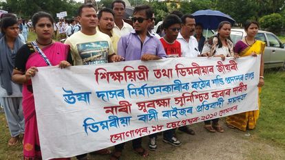 Photo of शिक्षिका ऊषा दास के समर्थन में सड़क पर उतरे सैकड़ों लोग