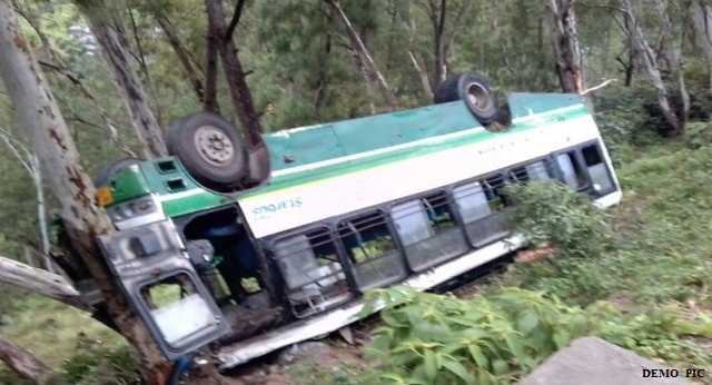 Photo of ड्राईवर की लापरवाही से खाई में गिरी स्कूल बस , घायल बच्चो को छोड़ ड्राईवर हुआ फरार