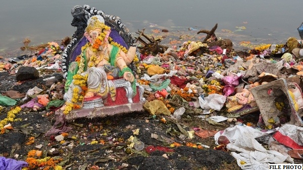 Photo of नाले में कूड़ा-करकट की तरह गणेश मूर्तियों का विसर्जन किया मनपा ने , वीडियो वायरल
