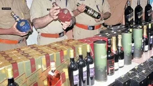 Photo of बिहार में खूब बिक रही शराब, प्रशासन के नाक के निचे फलफूल रहे तस्कर