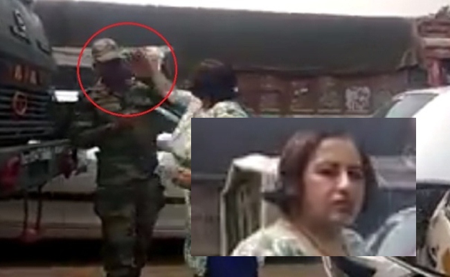 Photo of सेना के जवान को थप्पड़ मारने वाली यह महिला लोगो के गुस्से का हुयी शिकार . महिला पर पुलिस ने कसा शिकंजा ….