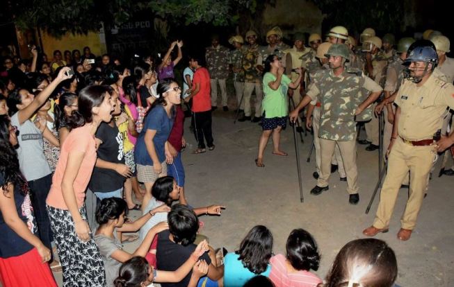 Photo of बीएचयू : तीन अफसर हटाये, हालात तनावपूर्ण