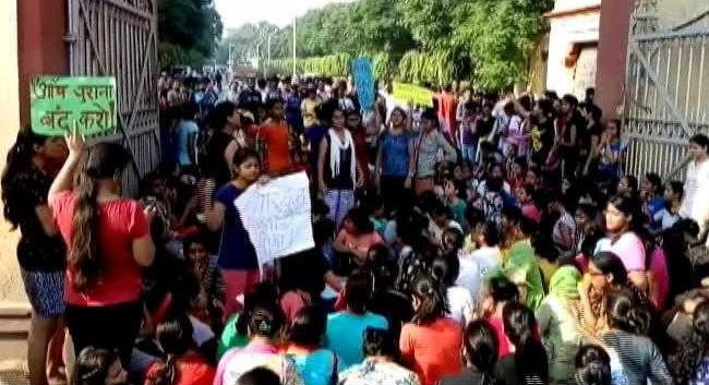 Photo of PM मोदी के वाराणसी पहुचने से पहले ही छात्राओं ने सिर मुंडवाकर किया प्रदशन , जाने क्या हैं मामला