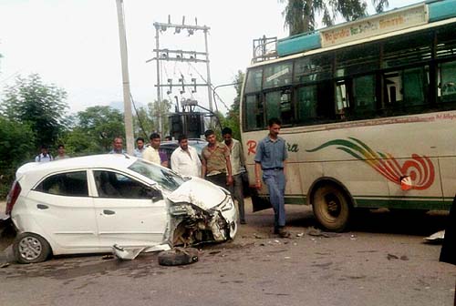 Photo of भिवंडी में कार-बस में टक्कर, चार की मौत