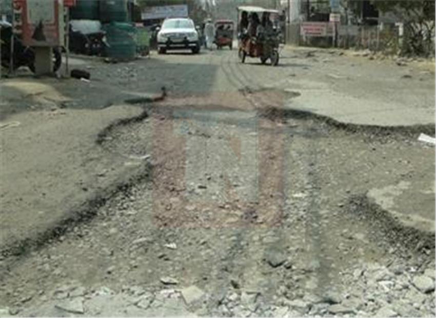 Photo of गड्ढामुक्त प्रदेश से कोसों दूर है कानपुर देहात जनपद