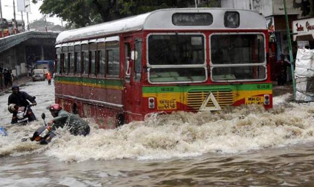Photo of महाराष्ट्र में बरसात से बाढ़ के हालात , यातायात व्यवस्था हुआ चौपट